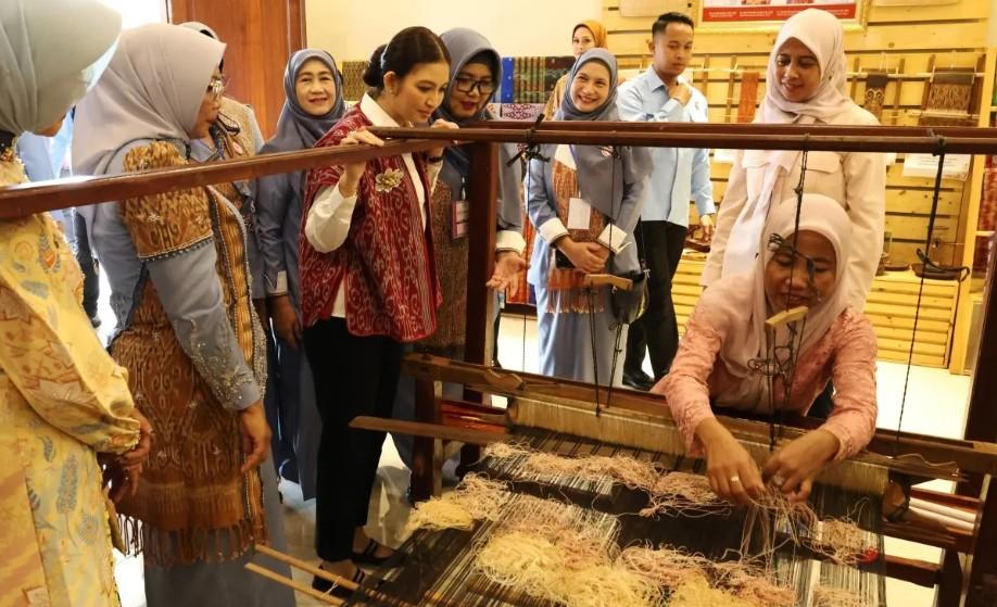 Erlina Ria Norsan Dorong Wastra Kalimantan Barat Menjadi Gaya Hidup dan Perkuat Daya Saing Produk Budaya