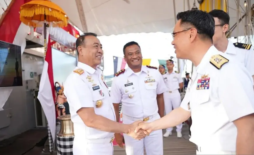 Pangkoarmada RI dan Angkatan Laut Korea Selatan Bahas Kerja Sama Pertahanan di Atas KRI Bima Suci