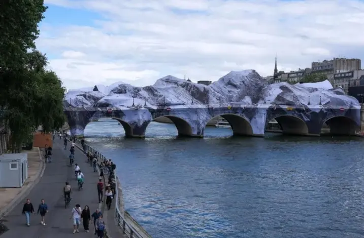 Jembatan Pont Neuf di Paris Berubah Jadi Gua Raksasa Lewat Instalasi Seni Kontemporer