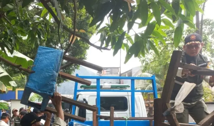 Satpol PP Jakarta Timur Tertibkan PKL Pasar Becek Klender demi Atasi Kemacetan dan Ketertiban
