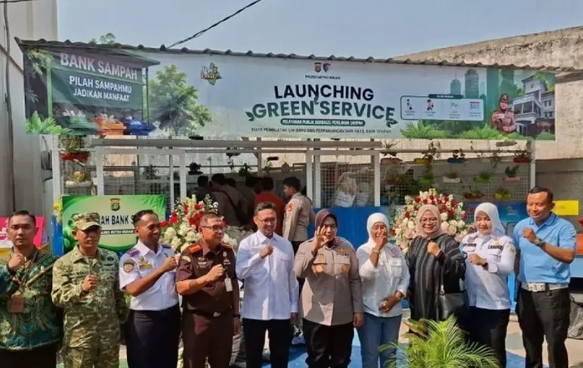 Polres Metro Bekasi Luncurkan Green Service, Warga Kini Bisa Bayar SIM dan SKCK dengan Sampah