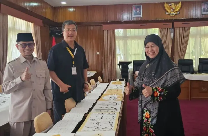 Kaligrafi China Muslim Sepanjang 100 Meter Jadi Daya Tarik Festival Seabad Jam Gadang di Bukittinggi