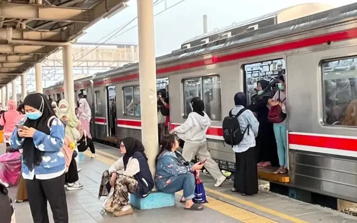 Kebakaran Dekat Tanah Abang Picu Gangguan Perjalanan KRL Cikarang-Duri dan Kepadatan Penumpang