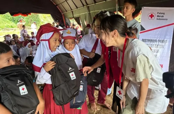 PMI dan Hong Kong Red Cross Salurkan 8.000 Paket Sekolah untuk Anak Terdampak Banjir di Sumatera