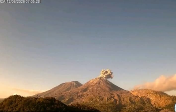 Tiga Gunung Api di Maluku Utara dan NTT Meletus Hampir Bersamaan pada Jumat Pagi