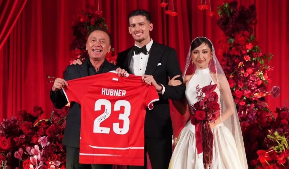 Iwan Bule Hadiri Resepsi Pernikahan Justin Hubner dan Terima Jersey Bertanda Tangan Timnas Indonesia