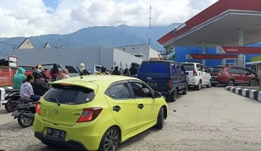 Antrean Kendaraan Memadati SPBU di Palu Usai Gempa Magnitudo 6,7, Warga Bersiap Hadapi Potensi Gempa Susulan