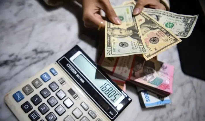 Rupiah Melemah ke Rp17.856 per Dolar AS Dipicu Sikap Hawkish The Fed