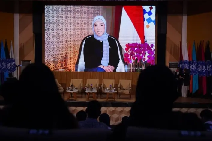 Meutya Hafid Minta Generasi Muda Kritis Hadapi Algoritma Media Sosial dan Ilusi Digital