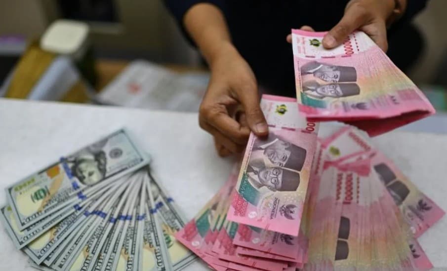 Rupiah Ditutup Menguat ke Rp17.943 per Dolar AS di Tengah Merosotnya Harga Minyak Dunia