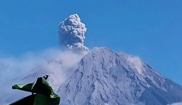 Gunung Semeru Erupsi Lima Kali, Kolom Letusan Tertinggi Capai 1,2 Kilometer di Atas Puncak