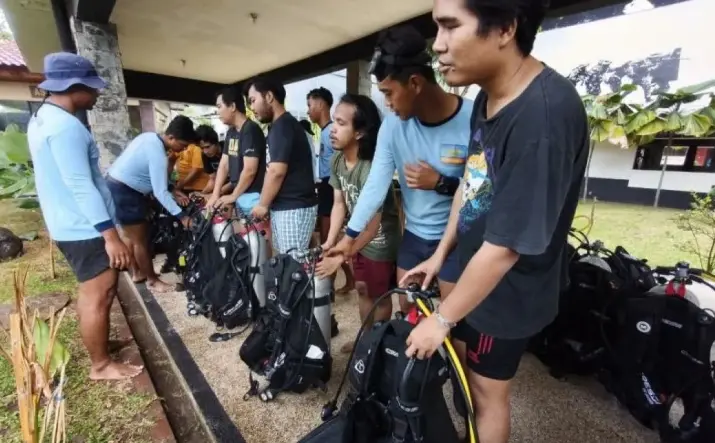 Kopaska TNI AL Dampingi Penyandang Disabilitas Tunanetra Belajar Menyelam dengan Aman