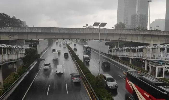 BMKG Memprakirakan Sebagian Wilayah Jakarta Diguyur Hujan Ringan pada Kamis Pagi hingga Malam
