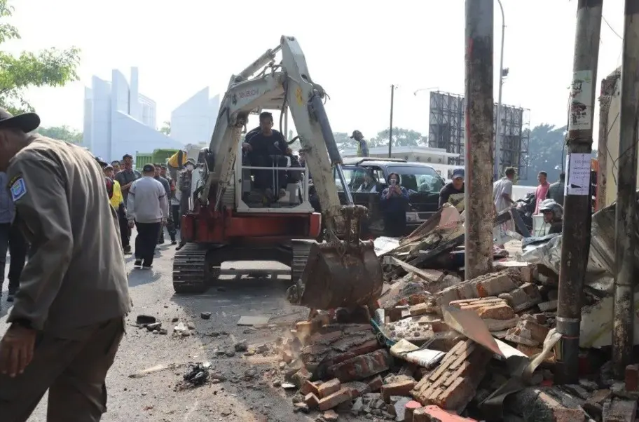 Wali Kota Bandung Menertibkan 63 Bangunan Liar di Jalan Dipatiukur untuk Kembalikan Fungsi Trotoar