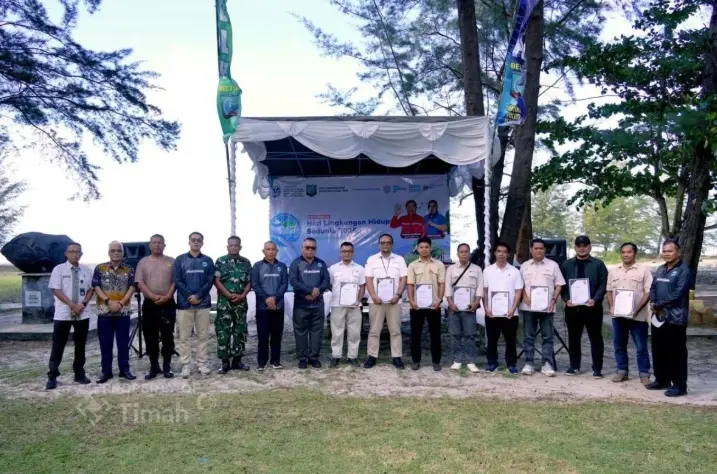 Pemkab Belitung Timur Tanam Ratusan Pohon Cemara Laut untuk Cegah Abrasi Pantai Lalang