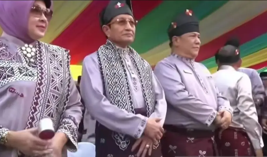 Menag Nasaruddin Umar Ajak Masyarakat Bumikan Alquran saat Pawai Ta'aruf MTQ Riau ke-44 di Kuantan Singingi