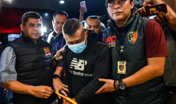 Foto Tersangka Taufik Hidayat di Kantor Polisi Dipastikan Hoaks Hasil Manipulasi AI