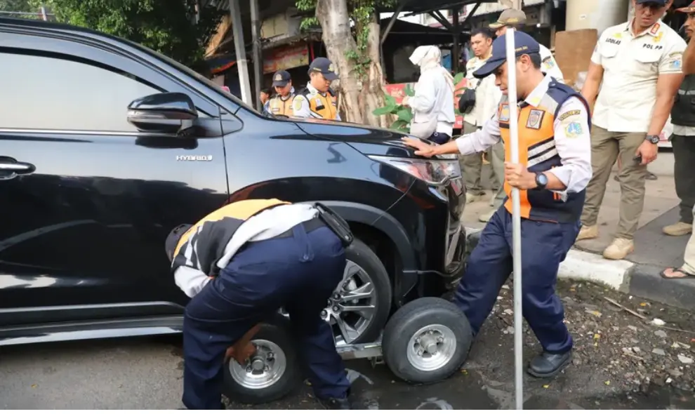 Dishub DKI Tindak Empat Mobil Parkir Liar di Kawasan Senopati Jakarta Selatan