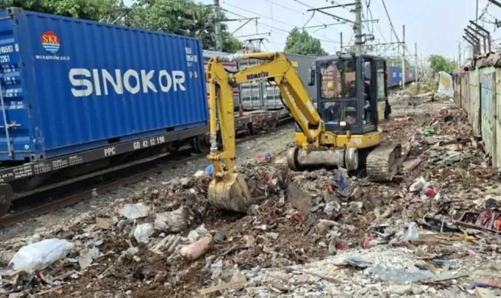 KAI Daop 1 Jakarta Bongkar 95 Bangunan dan Lapak Liar di Jalur Pasar Senen–Pasar Gaplok