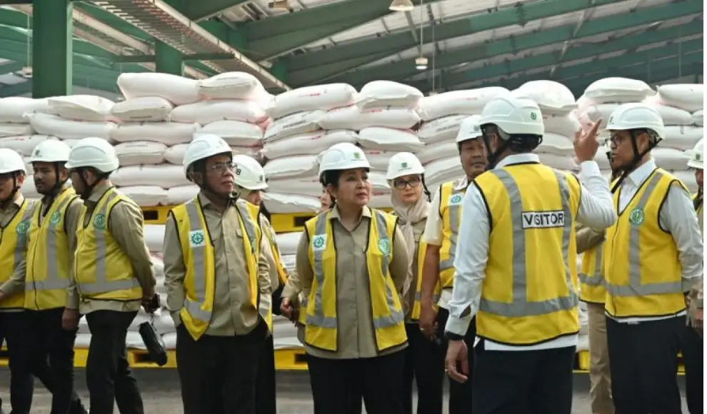 Ketua Komisi IV DPR RI Siti Hediati "Titiek" Soeharto (tengah) melakukan kunjungan kerja ke PT Pupuk Kujang, Karawang, Jawa B