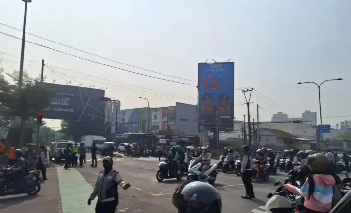 Truk Diduga Rem Blong di Simpang Unisma Bekasi Sebabkan Kemacetan Panjang dan Korban Jiwa