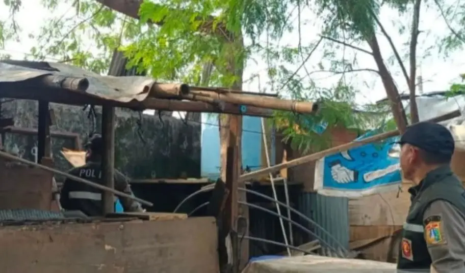 Pembongkaran 29 Bangunan Liar di Bantaran Kanal Banjir Barat Berlangsung Kondusif di Tanah Abang