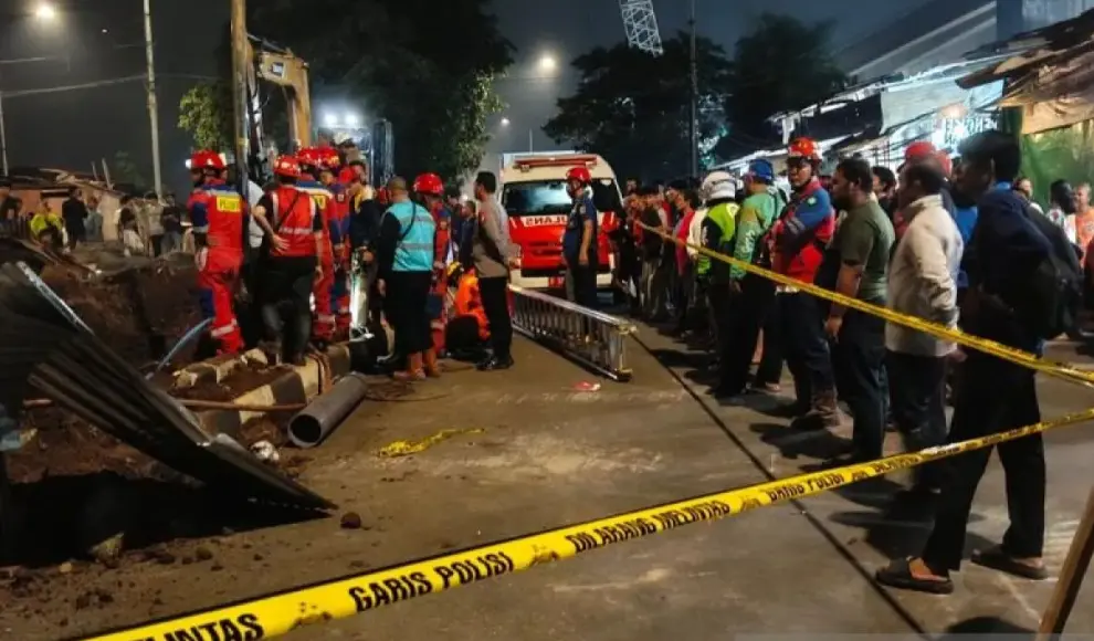 Bocah 4 Tahun Berhasil Dievakuasi Setelah Empat Jam Terjebak di Lubang Proyek Manggarai