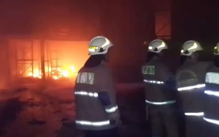 Puluhan Personel Gulkarmat Padamkan Kebakaran Gudang di Cakung Selama Lima Jam