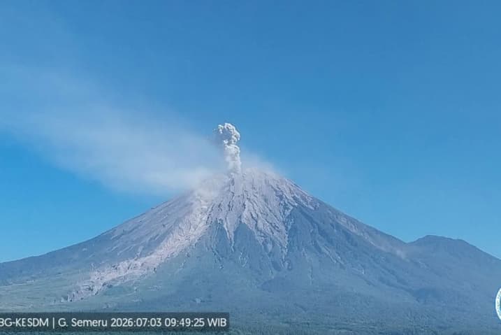 Gunung Semeru Erupsi Tujuh Kali dalam Empat Jam, Kolom Abu Capai 1.300 Meter