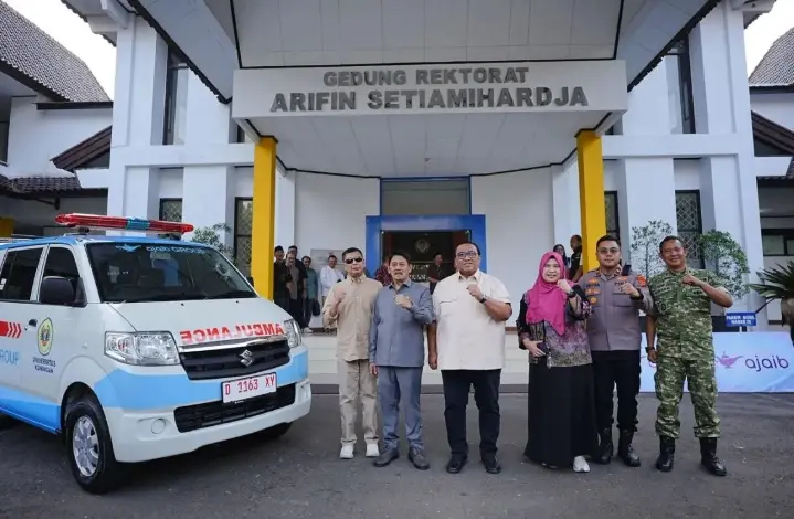 Andi Gani Menyerahkan Ambulans dan Beasiswa kepada Universitas Kuningan untuk Dukung Layanan Sosial