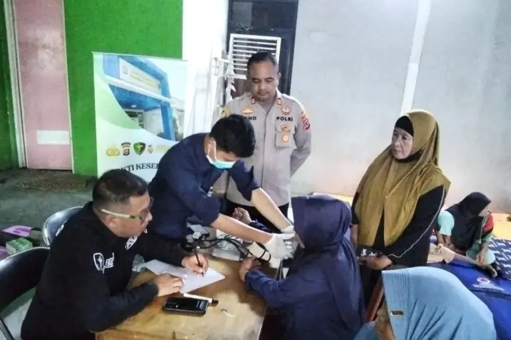 Dokkes Polri Periksa Kesehatan Warga Terdampak Asap Kebakaran TPA Jatiwaringin di Banten