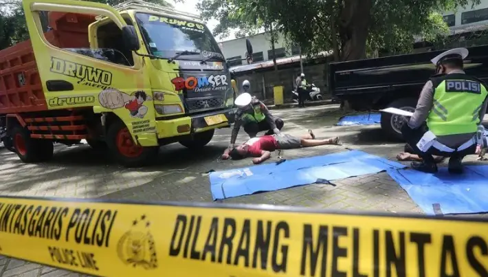 Polisi Sat PJR Polda Metro Jaya Gugur Ditabrak Truk Saat Membantu Kendaraan Mogok di Tol Joglo Jakarta