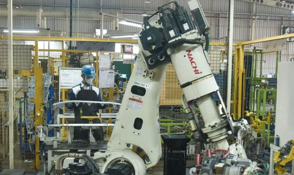 Ekonom Nilai Pelemahan PMI Manufaktur Jadi Momentum Perkuat Transformasi Industri Nasional