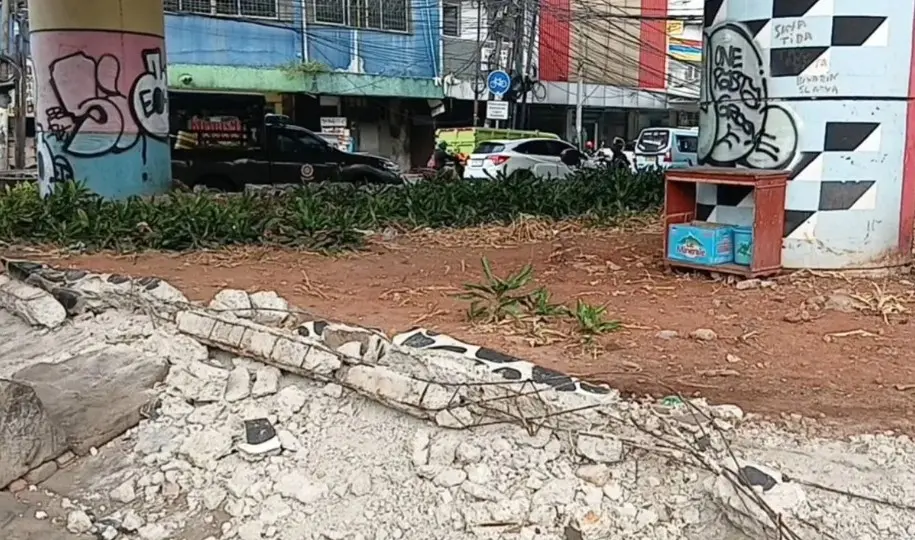 Pagar Besi Taman di Kolong Flyover Kampung Melayu Diduga Dicuri, Warga Sebut Pelaku Beraksi Terang-terangan