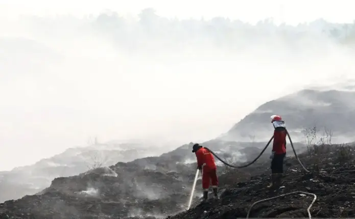BNPB Perpanjang Operasi Pemadaman Kebakaran TPA Jatiwaringin hingga Pukul 22.00 WIB