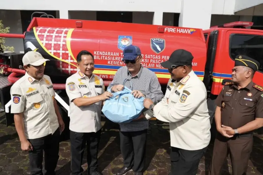 Mendagri Tito Karnavian Serahkan Mobil Pemadam Fire Hawk Multifungsi kepada Pemerintah Kabupaten Bener Meriah
