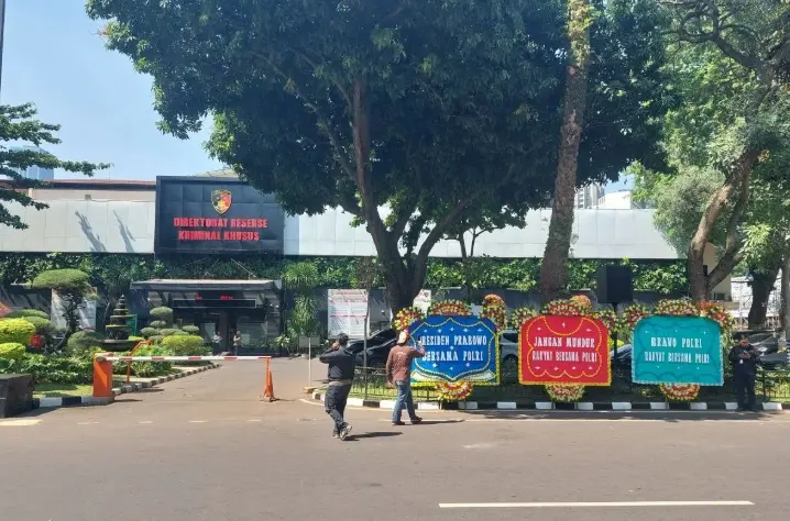 Karangan Bunga Dukungan untuk Polri Berjajar di Ditreskrimsus Polda Metro Jaya saat Penyidikan Kasus Korupsi Berjalan