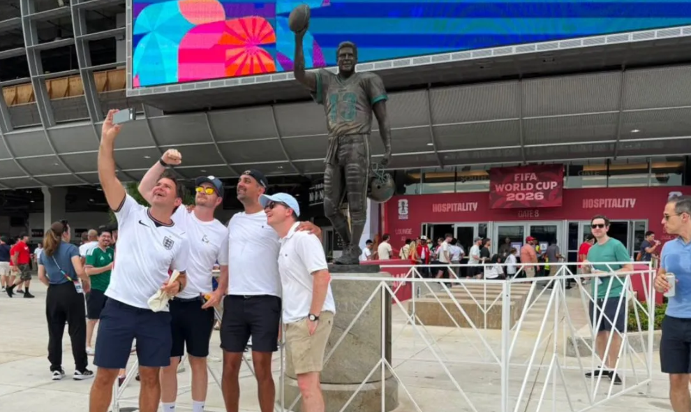 Patung Dan Marino Jadi Buruan Suporter Jelang Laga Norwegia Kontra Inggris di Stadion Miami