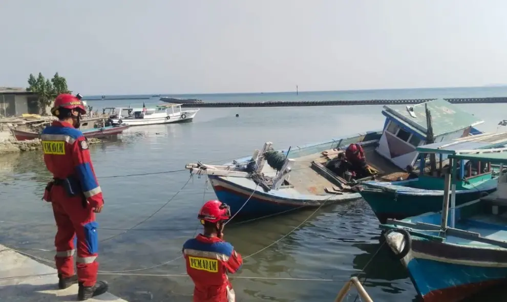 Gulkarmat Berhasil Evakuasi Kapal Bocor yang Karam di Perairan Pulau Pari