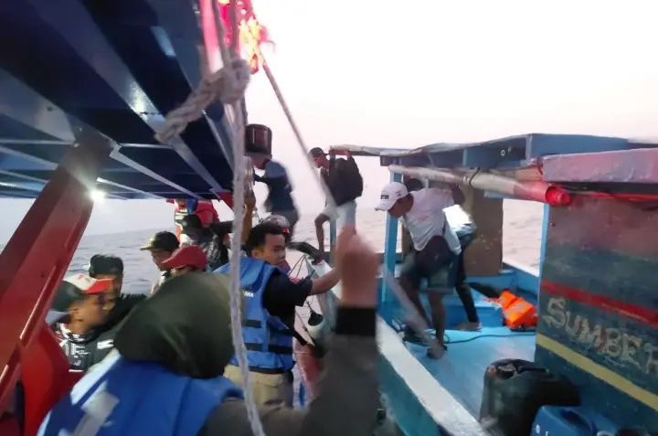 Tim Gabungan Berhasil Mengevakuasi 26 Penumpang KM Sumber Rezeki yang Mati Mesin di Perairan Pulau Lancang