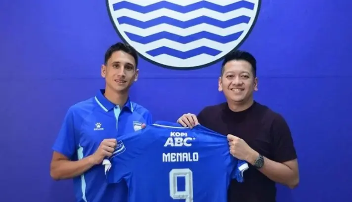Luka Menalo Terpukau Ribuan Bobotoh yang Memadati Sesi Latihan Persib Bandung