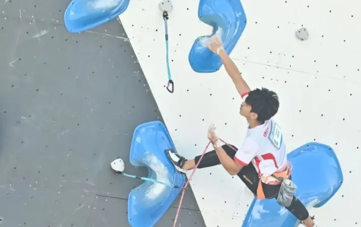 Putra Tri Ramadani Raih Medali Perunggu Nomor Lead Putra pada World Climbing Chamonix 2026