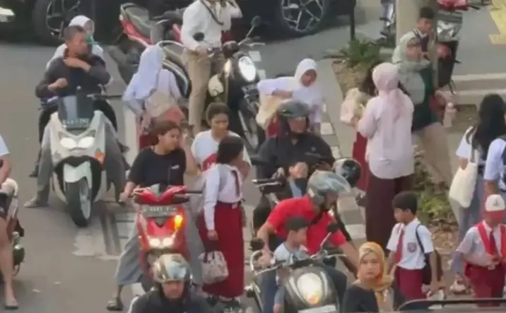 Ayah Antarkan Anak Hari Pertama Sekolah di Jakarta Timur untuk Dukung Gerakan GAMAS