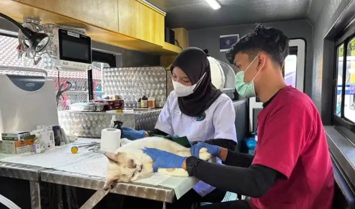 Warga Cempaka Putih Barat Antusias Manfaatkan Klinik Hewan Keliling untuk Periksa Hewan Peliharaan