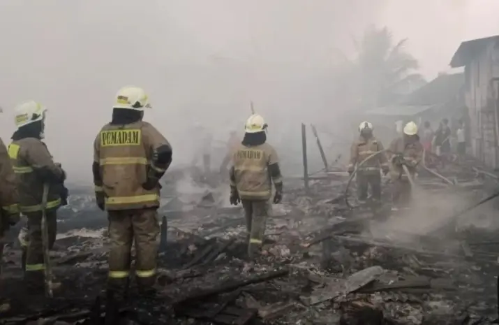 Sebanyak 50 Personel Gulkarmat Padamkan Kebakaran Lapak Rongsokan di Cengkareng