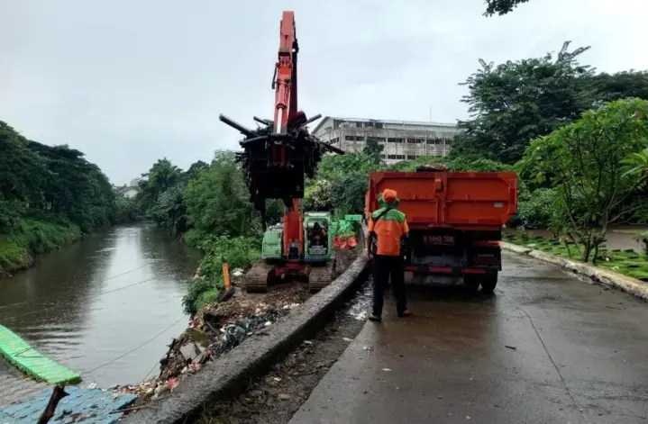 Sopir Truk Sampah di Cilincing Disanksi Usai Terbukti Menyalahgunakan BBM Operasional