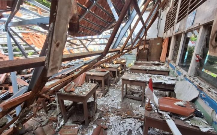 Empat Ruang Kelas SDN Kebayoran Lama Selatan 09 Pagi Roboh dan Terbengkalai Selama Dua Tahun