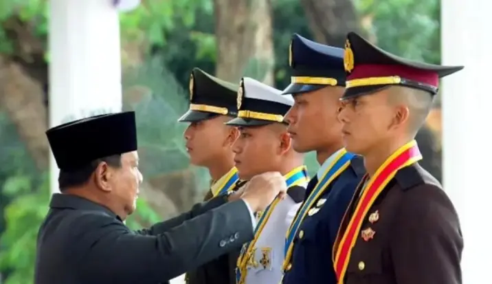 Presiden Prabowo Menyematkan Tanda Pangkat kepada Empat Peraih Adhi Makayasa 2026