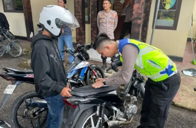 Klaim Pemotor Pakai Sandal Jepit Akan Ditilang dan Didenda Rp250 Ribu Dipastikan Hoaks