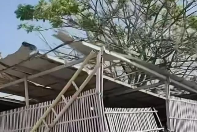 Angin Kencang Menerbangkan Atap Lapak Usaha Warga di Cengkareng hingga Rusak Empat Bangunan